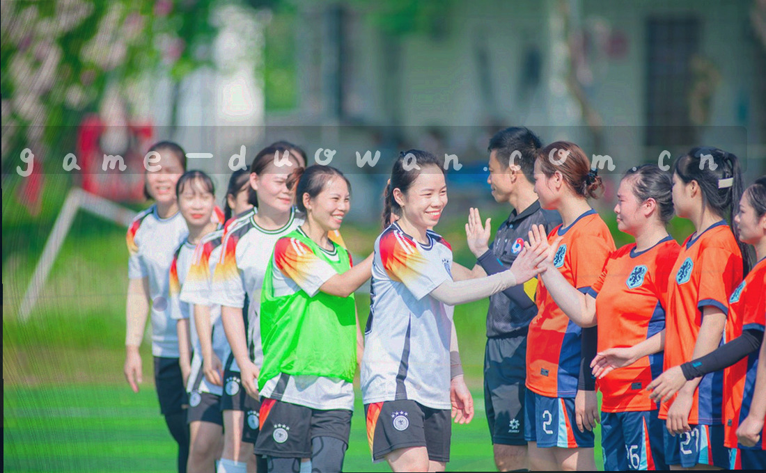三条不同颜色的路径分别从使用问题、版本反馈、供稿合作三个入口出发，汇入同一条受理通道后再分散到对应小组的分流示意